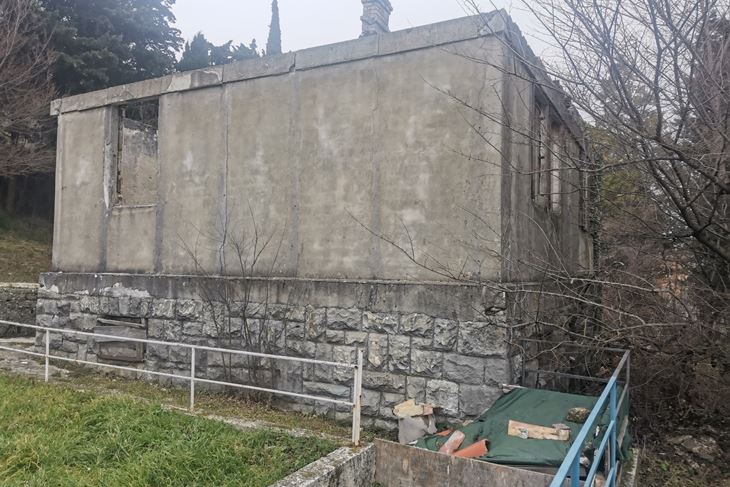Zgrada bivše mrtvačnice u starom Labinu