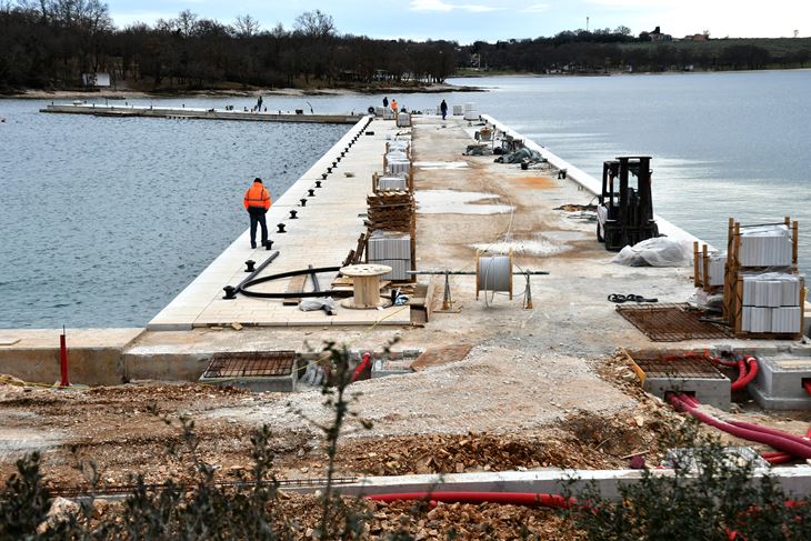 Operativna obala s gatom dužine 176 metara