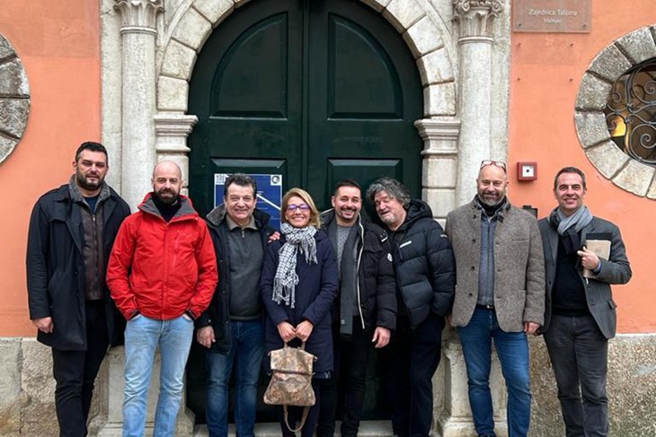 Poziranje pored obnovljenog portala