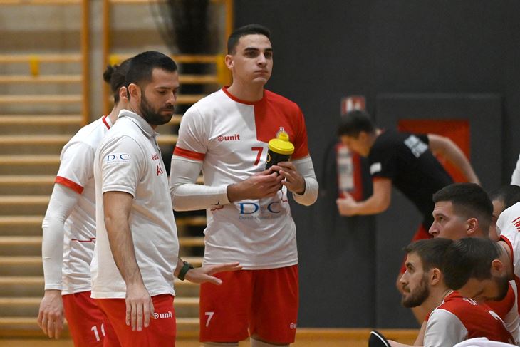 Trener Aleksandar Gavrilov s rovinjskim odbojkašima (snimio Danilo MEMEDOVIĆ)