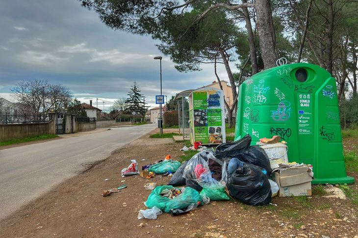 Valdebek - uz autobusno stajaliste neki odlažu smeće
