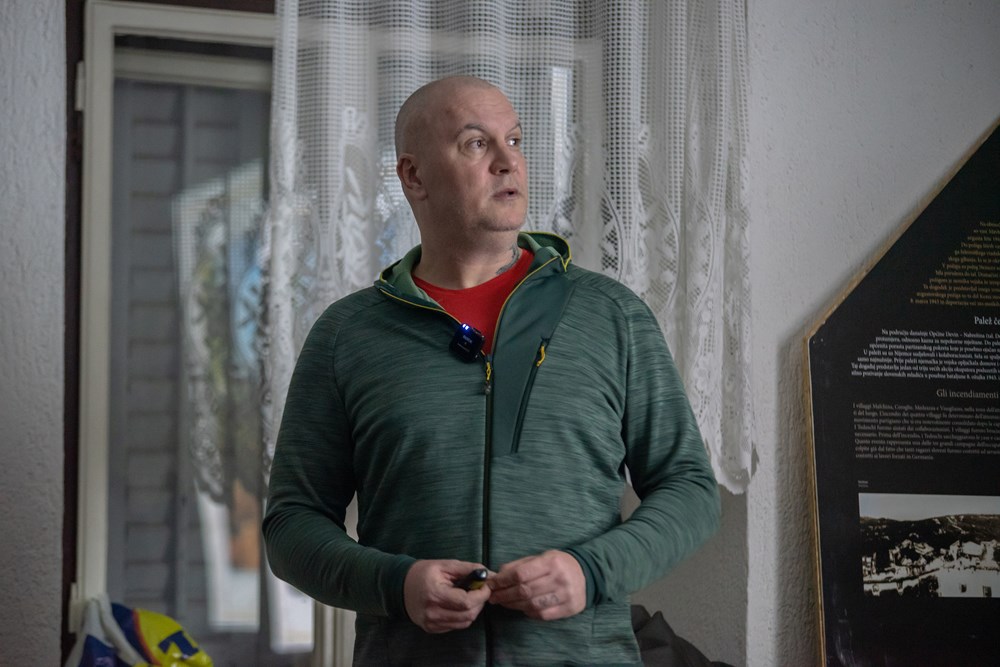 Jurica Galić Juka na predavanju u kafiću La Resistance
