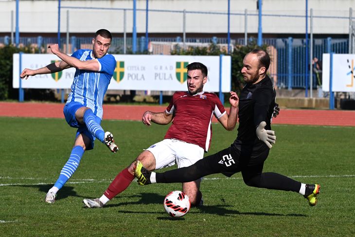 IZBORIO SLOBODNI UDARAC IZ KOJEG JE PAO GOL - Robert Raković pokušava svladati Ivana Vargića (snimio Danilo MEMEDOVIĆ)