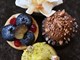 Mini tart ili tortica, košarica punjena kremom i s raznim voćnim ukrasima