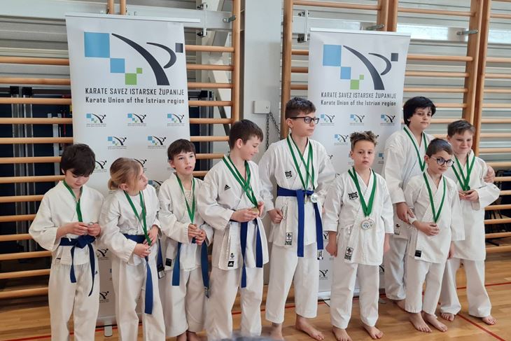 Mladi karatisti osvojili su čak 11 medalja (foto: Karate klub Amfora)