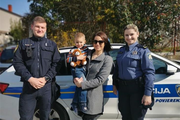 Ana i Marija iz Policijske postaje Pula posjetili su Aleksandra u vrtiću na njegov rođendan (foto: PU Istarska)