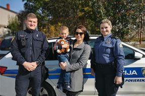 Ana i Marija iz Policijske postaje Pula posjetili su Aleksandra u vrtiću na njegov rođendan (foto: PU Istarska)