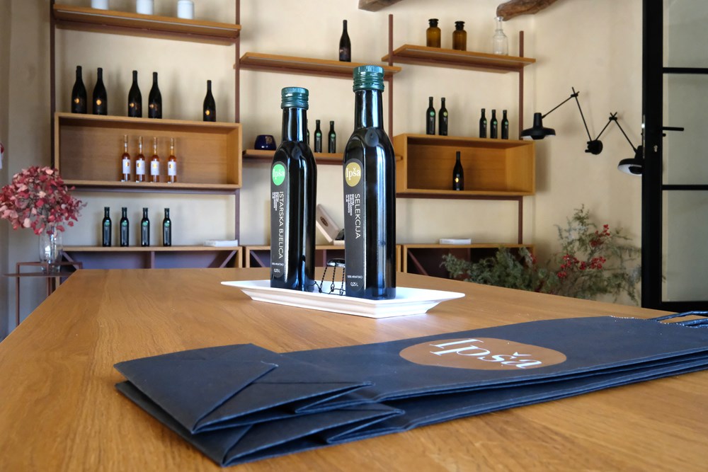 Do sjajne pozicije na gourmet karti Istru su dovele brojne investicije u malom i srednjem poduzetništvu - obitelj Ipša iz Oprtlja proizvodi i vina i masline (snimio Milivoj MIJOŠEK)