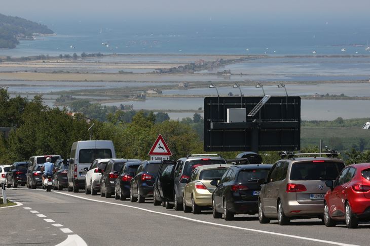 Ljetne gužve ispred graničnog prijelaza Dragonja (foto: Goran ŠEBELIĆ/CROPIX)