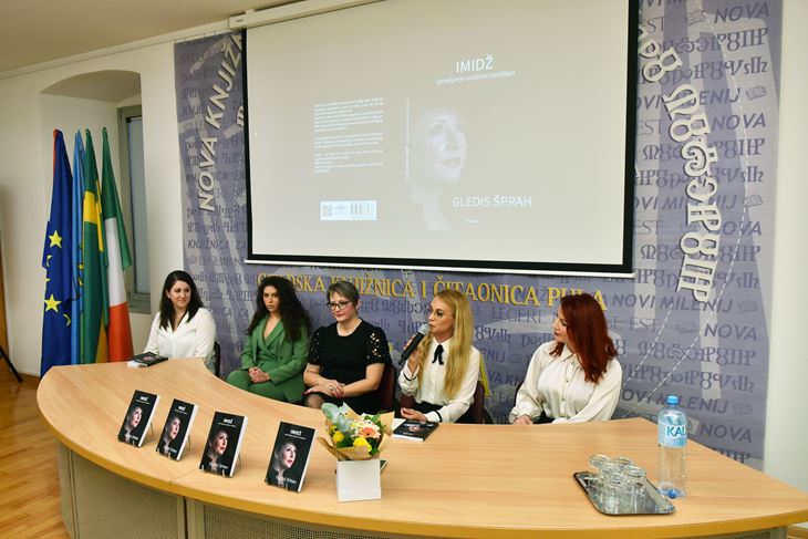 GLEDIS07_pula_100323.JPG PULA- U GRADSKOJ CITAONICI I KNJIZNICI DANA SPROMOCIJA KNJIGE GLEDIS SPRAH.10.03.2023. SNIMIO DUSKO MARUSIC CICI