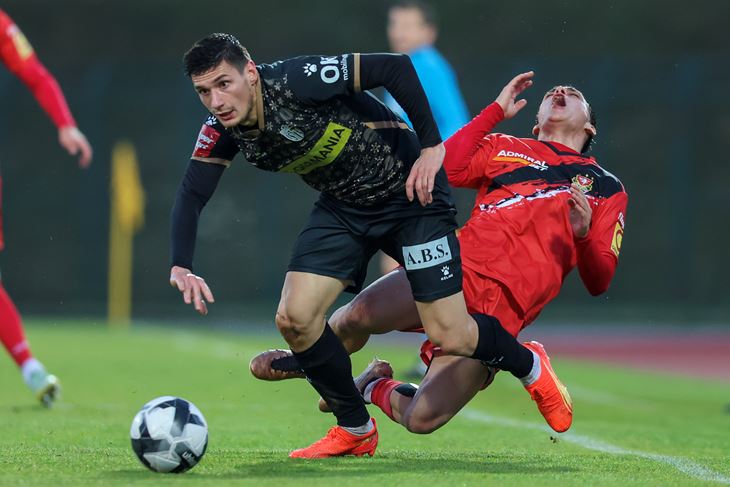 BORBENOSTI NIJE NEDOSTAJALO - Luku Hujbera ovaj je start koštao žutog kartona (foto: HINA/ Damir SENČAR)