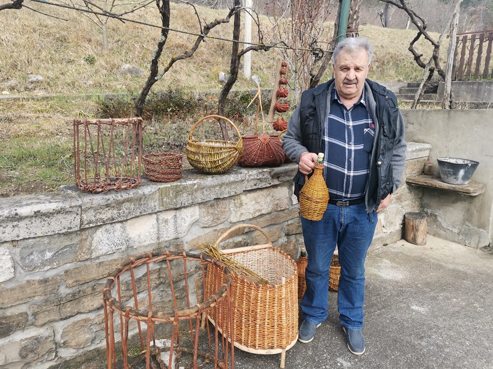 Za pripremu i pletenje jedne košare treba cijeli dan, za veće košare idu deblje i duže, za manje košare tanje vrbine grane (foto: Branko BIOČIĆ)