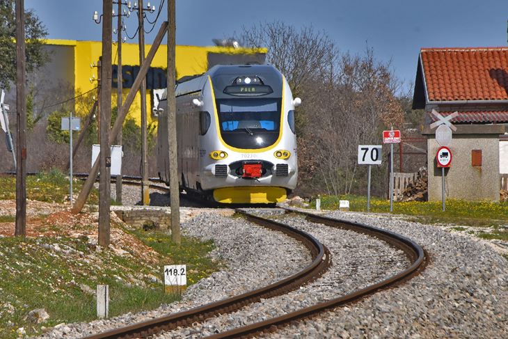 Novi vlak na pruzi (snimio Duško Marušić ČIČI)