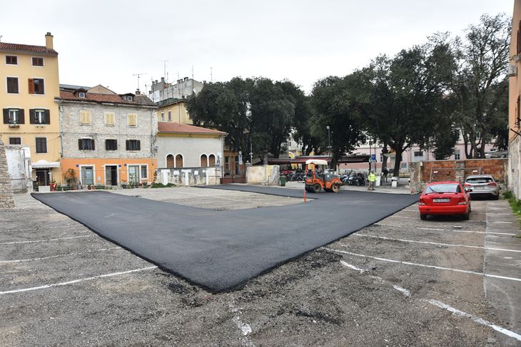 Investitor Vladimir Božac na mjestu srušene zgrade uredio privatno parkiralište  (snimio Duško MARUŠIĆ ČIČI)