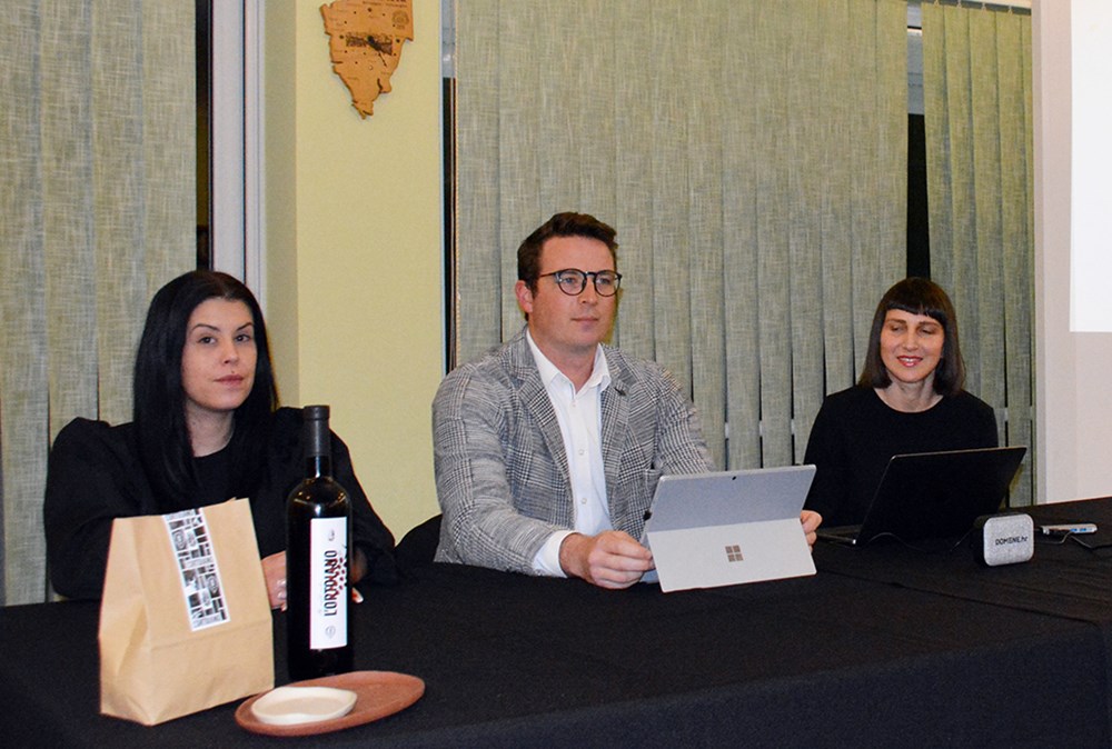 Novi suvenir, pakiranje koje sadrži jednu od četiri zemlje – simbol jedinstvenog brtoniškog područja