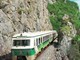 Vlak na pruzi iznad Buzeta 1997. (razglednica Museo Ferroviario di Trieste Campo Marzio - foto Davide Raseni)