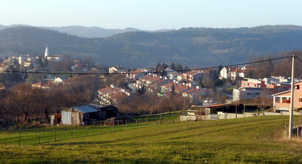 Zasad se, kao pilot projekt, planira jedna zgrada POS-a na razmeđi Novog naselja i Foškići (Snimio Anđelo Dagostin)