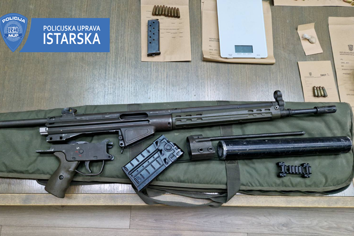 Policijski službenici pronašli su drogu, automatsko oružje s prigušivačem, dva pištolja i veću količinu streljiva (foto: PU istarska)