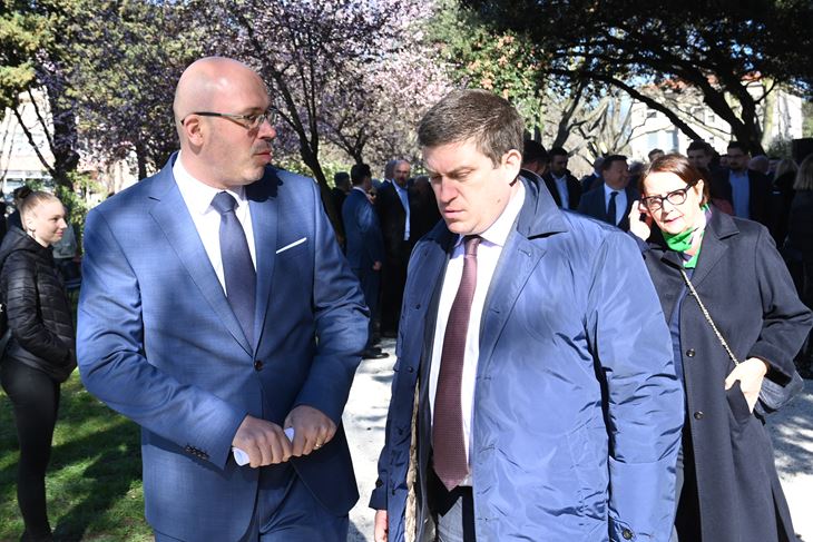 Ivica Butorac iz pulskog HDZ-a i ministar Oleg Butković danas u Parku Anne Frank (Snimio Danilo MEMEDOVIĆ)