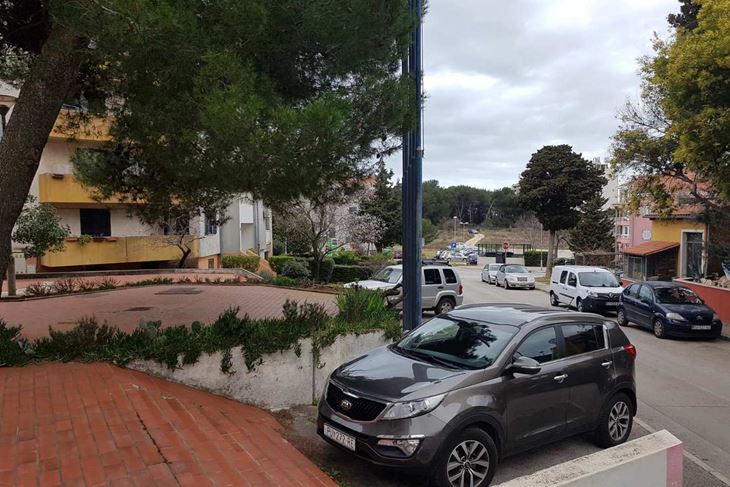 Stanari Sisplaca žale se da gosti restorana svojim vozilima zakrčuju parking (snimila Mirjana VERMEZOVIĆ IVANOVIĆ)