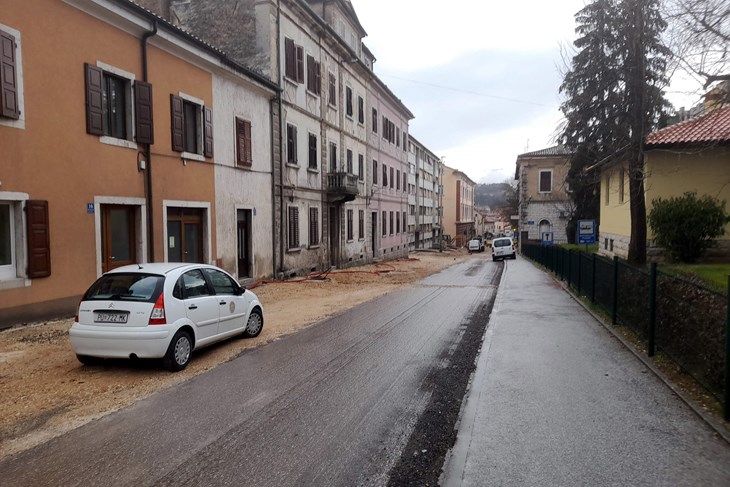 Promet je glavnom pazinskom ulicom zatvoren već mjesec i pol dana (snimio Anđelo DAGOSTIN)