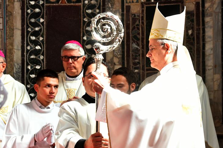 Mons. Ivan Štironja preuzeo je upravljanje Porečkom i Pulskom biskupijom (snimio Milivoj MIJOŠEK)