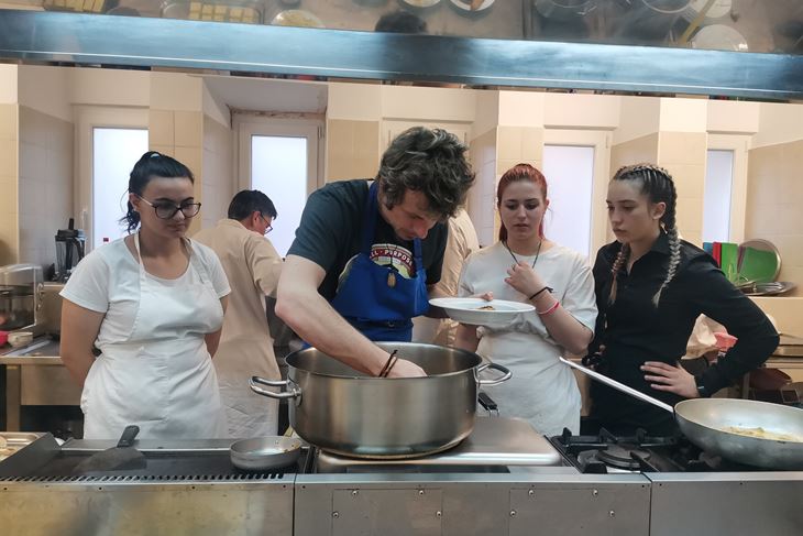 Chef Stiven Vunić u školskoj kuhinji s učenicama (Snimio Branko Biočić)