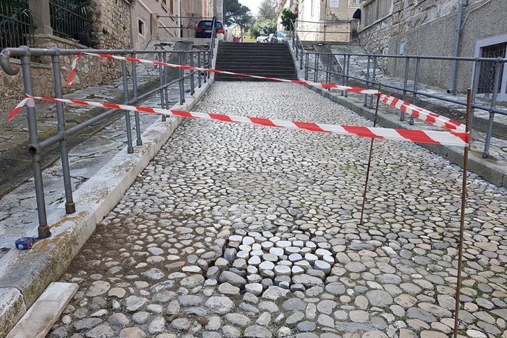 Stube su jučer sanirane, a danas slijedi fugiranje (snimila Mirjana VERMEZOVIĆ IVANOVIĆ)