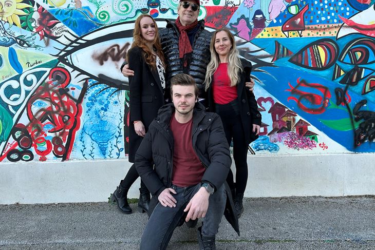 Damir Zlatar Frey i glumici Dramskog studija Umag. Caterina Vižintin (Damiru s  desne) Luana Kličić i Sven Begić