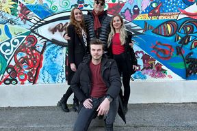 Damir Zlatar Frey i glumici Dramskog studija Umag. Caterina Vižintin (Damiru s  desne) Luana Kličić i Sven Begić
