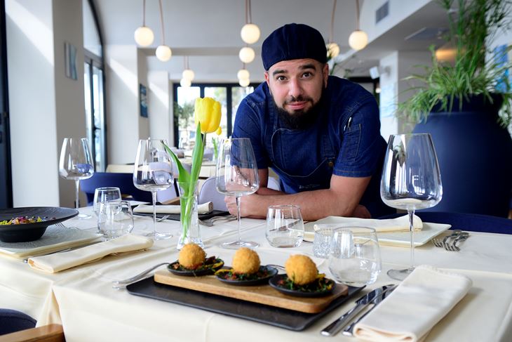 Kuhar Ante Živković u kuhinji Restorana Bonaca na Verudeli (Snimio Dejan Štifanić)