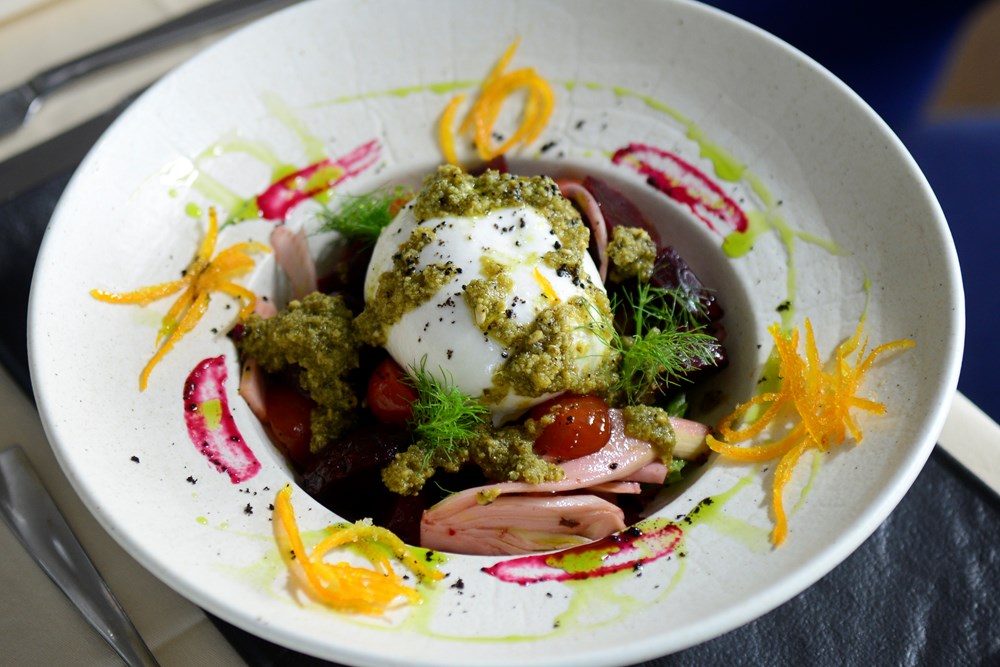 Caprese burrata (salata od kuhane cikle, burrata sir, cherry rajčice, malo ukiseljenog koromača, dresing od pesto genovese,  ukrašeno ušećerenom korom od naranče) (Snimio Dejan Štifanić)