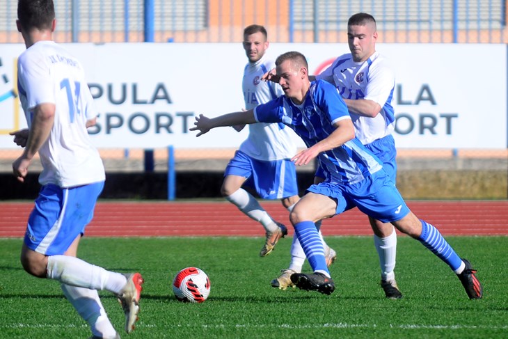 ULJANIKOVCI BRŽI I JAČI U SVAKOM DUELU - Bojan Gobbo u akciji (snimio Dejan ŠTIFANIĆ)