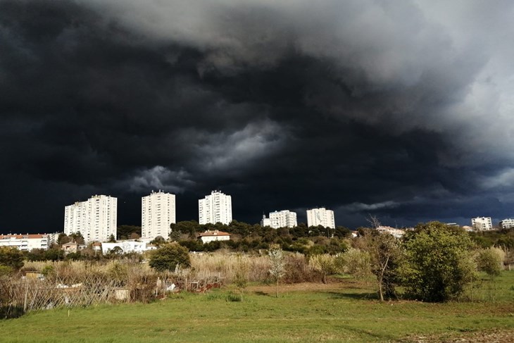 Crni oblaci nad Pulom (snimila Marica Košta)