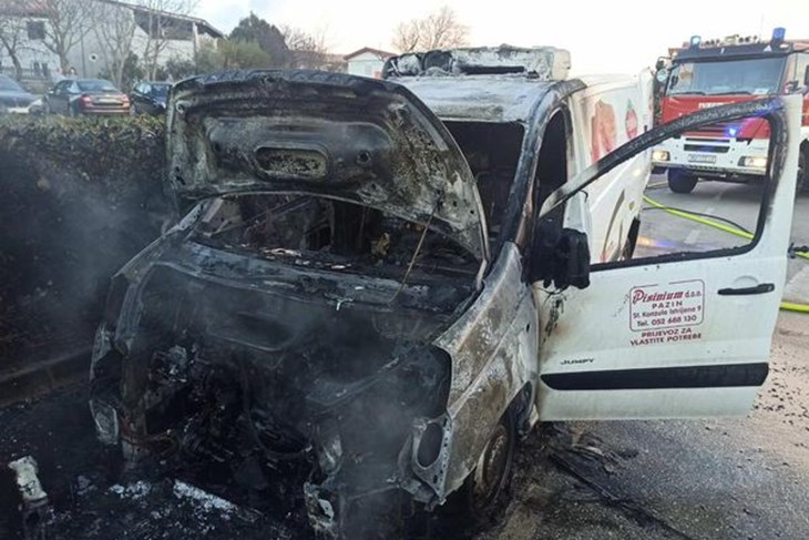 Zapaljen automobil (foto: Javna vatrogasna postrojba Pula)