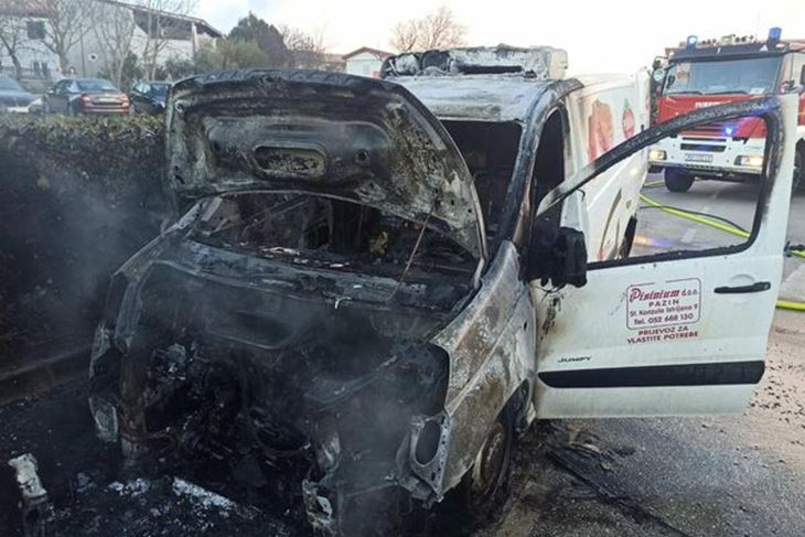 Zapaljen automobil (foto: Javna vatrogasna postrojba Pula)