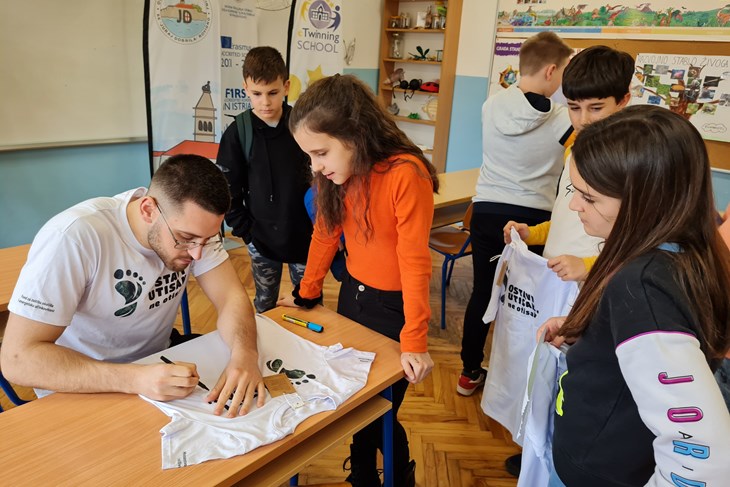 Dijelio je autograme i - savjete (Snimila Aleta Brattoni)