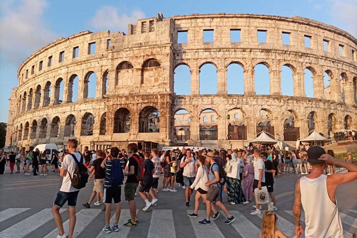 U ljetnim mjesecima tijekom koncerta, oko Arene i desetci tisuća ljudi 