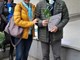 Ivana iz Udruge za autizam uručila je zahvalnicu Leonidu Bassanu (snimila Lara BAGAR)