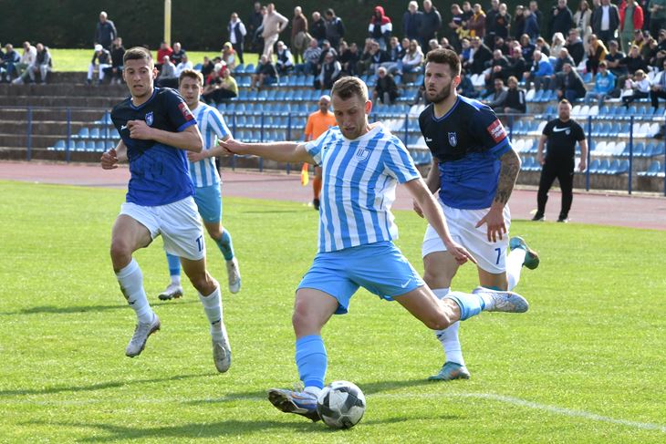 DVA POGOTKA U SLAVONSKOM BRODU - Ivan Macan (Snimio Milivoj Mijošek)