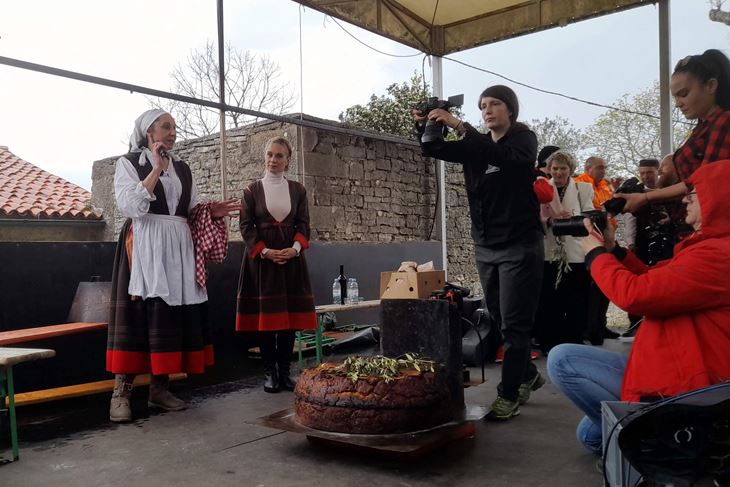 Rekordna pinca teška 43 kilograma pekla se 9 sati (Snimio Anđelo Dagostin)