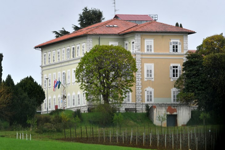 Porečka škola zavijena u crno (snimio Milivoj MIJOŠEK)