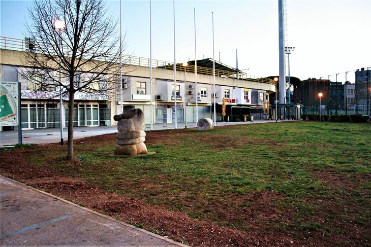 Skulptura postavljena 2011. ispred stadiona "Aldo Drosina"