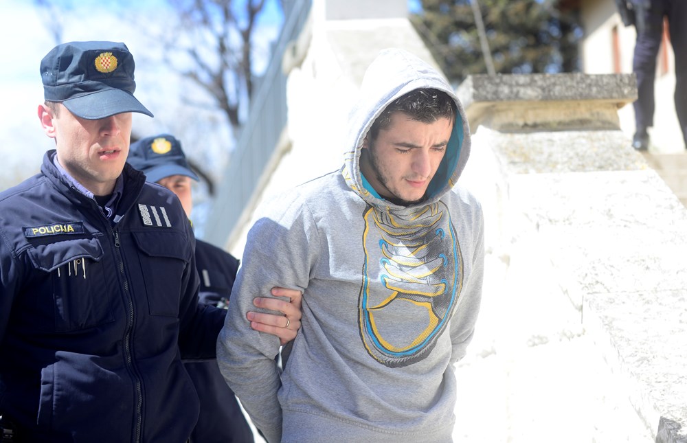 Privođenje mladića u Puli (snimio Dejan &Scaron;TIFANIĆ)