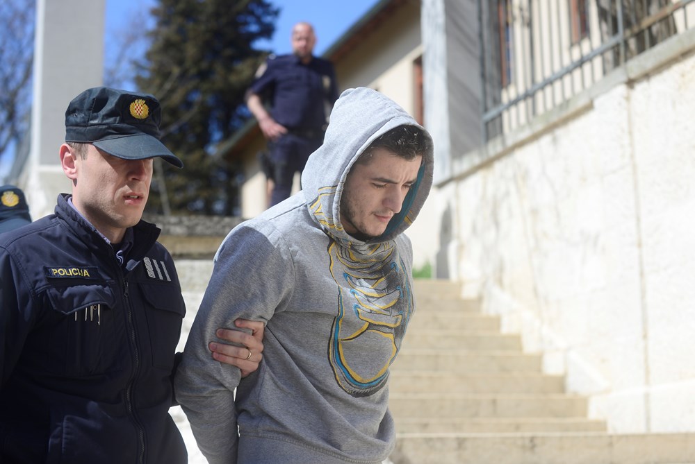 Privođenje mladića u Puli (snimio Dejan &Scaron;TIFANIĆ)