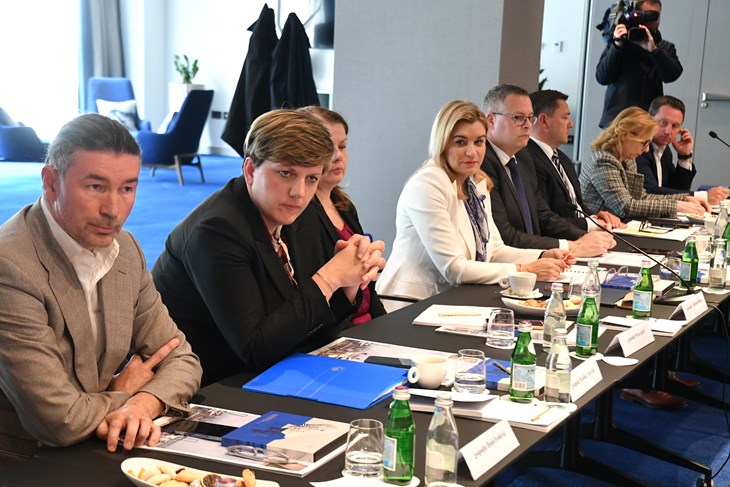 Ministrica Nikolina Brnjac i suradnici danas u Puli (snimio Milivoj MIJOŠEK)