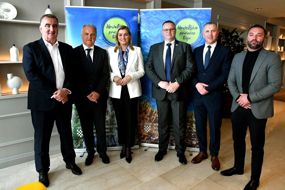 Ministrica Nikolina Brnjac i suradnici danas u Puli (snimio Milivoj MIJO&Scaron;EK)