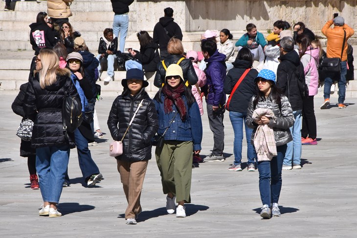 Proljetni turisti u Puli (snimio Duško MARUŠIĆ ČIČI)