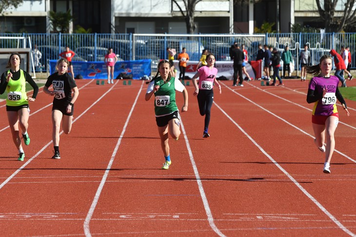 Atletičari iskušali nedavno obnovljenu stazu na Uljanikovom stadionu 