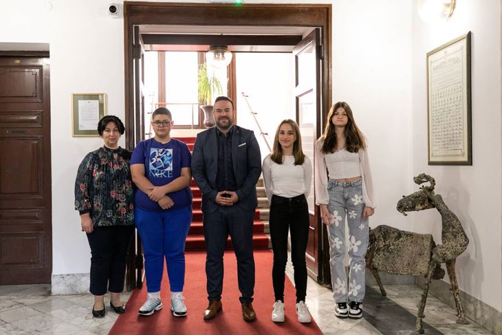 Nagrađeni učenici s gradonačelnikom (foto: Grad Pula)